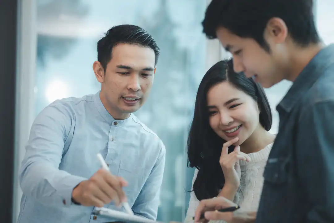 Aktifitas pembacaan akta pendirian perusahaan oleh notaris dan calon pebisnis